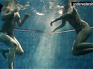 2 mind-blowing amateurs flashing their figures off under water